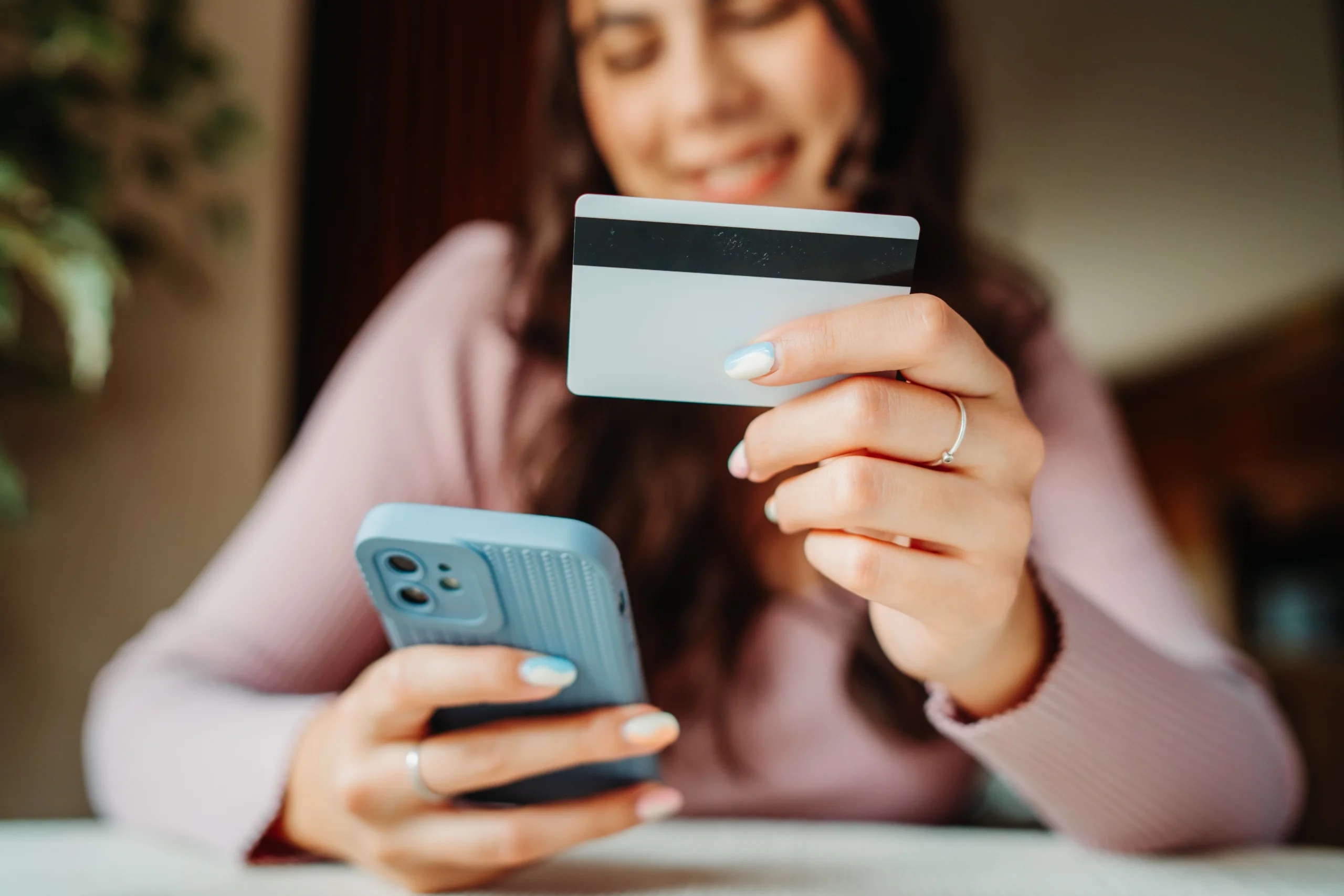 Kartu Kredit vs PayLater: Kenapa Kartu Kredit Masih Jadi Pilihan Banyak Orang? - Tuwaga